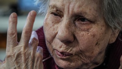 “Якщо ти чуєш гул літака, значить, впаде дві чи три бомби” — історія сім’ї із Маріуполя “Якщо ти чуєш гул літака, значить, впаде дві чи три бомби” — історія сім’ї із Маріуполя