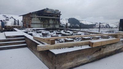 На Буковині відновлюють трапезну церкви, яка згоріла вщент. Там проводитимуть богослужіння