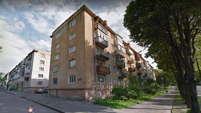 Помер у швидкій: у Рівному чоловік зістрибнув з вікна четвертого поверху