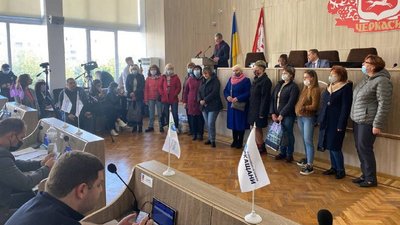 "Поставили перед фактом": у Черкасах мешканці гуртожитку, яких виселяють, влаштували мітинг "Поставили перед фактом": у Черкасах мешканці гуртожитку, яких виселяють, влаштували мітинг