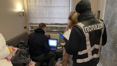Заробляли гроші, реєструючи людей в чергу. Мешканку Сумщини підозрюють в організації незаконної схеми
