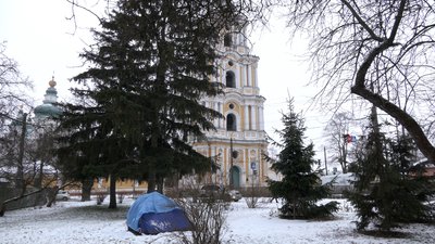 У Чернігові жінка в -10 живе в наметі на вулиці У Чернігові жінка в -10 живе в наметі на вулиці