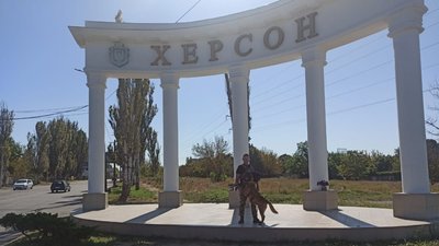 Андрій Симчук і пес Барс у Херсоні Андрій Симчук і пес Барс у Херсоні