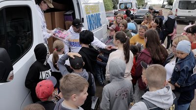 "Від небайдужих американців для українських дітей". Волонтери привезли тисячу іграшок на Херсонщину "Від небайдужих американців для українських дітей". Волонтери привезли тисячу іграшок на Херсонщину