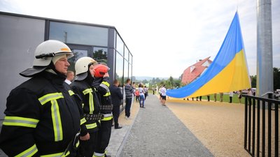 На Франківщині підняли найбільший прапор в області на батьківщині Степана Бандери На Франківщині підняли найбільший прапор в області на батьківщині Степана Бандери