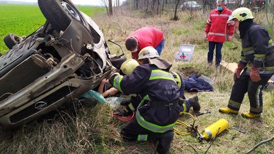 На Кіровоградщині чоловіка затисло в машині під час аварії