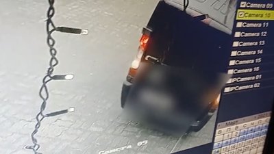 Здавав назад: у Луцьку водій в'їхав у вітрину магазину