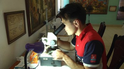 На Хмельниччині реконструюють кам’яні знаряддя праці первісної людини На Хмельниччині реконструюють кам’яні знаряддя праці первісної людини