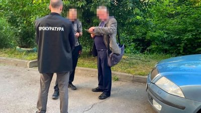 Прокурори Шепетівської окружної прокуратури повідомили про підозру двом людям