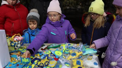 У Межовій на Дніпропетровщині діти влаштували благодійний ярмарок, аби зібрати гроші для ЗСУ У Межовій на Дніпропетровщині діти влаштували благодійний ярмарок, аби зібрати гроші для ЗСУ