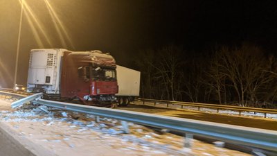 На житомирській трасі вантажівка в'їхала у відбійник, перекривши смугу руху На житомирській трасі вантажівка в'їхала у відбійник, перекривши смугу руху