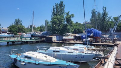 Намагаються врятувати. У Миколаєві через обстріли кілька яхт евакуювали до більш безпечного місця
