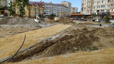 Біля школи у Луцьку облаштовують сквер. Коли завершать роботи