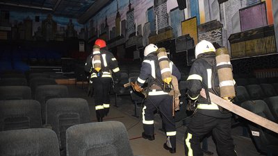 У миколаївському концерт-холі рятувальники гасили умовну пожежу У миколаївському концерт-холі рятувальники гасили умовну пожежу