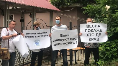 В Одесі моряки вийшли на мітинг проти затягування справи щодо корупції в сфері дипломування В Одесі моряки вийшли на мітинг проти затягування справи щодо корупції в сфері дипломування