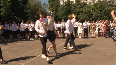 Свято останнього дзвоника відбулось у черкаській школі Свято останнього дзвоника відбулось у черкаській школі