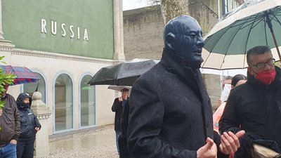 На Венеційській бієнале актор показав перформанс, що порівнює Володимира Путіна і Фантомаса На Венеційській бієнале актор показав перформанс, що порівнює Володимира Путіна і Фантомаса