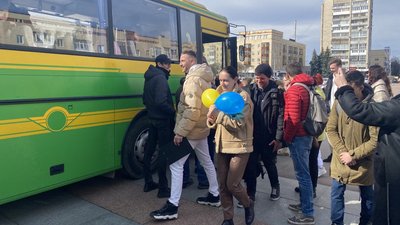 Автобуси для театру та будинку-інтернату на Житомирщині передали з-за кордону благодійники