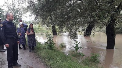 Через підтоплення населених пунктів правоохоронці Тернопільщини працюють в посиленому режимі Через підтоплення населених пунктів правоохоронці Тернопільщини працюють в посиленому режимі