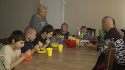 Свої чужі діти: історія дитячого будинку, які тікаючи від війни, переїхали на Хмельниччину