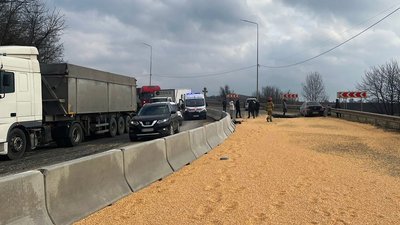 В результаті ДТП було пошкоджено три автівки. В результаті ДТП було пошкоджено три автівки.