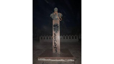 Народна декомунізація: на Полтавщині повалили пам’ятники Чапаєву і комсомольцям Народна декомунізація: на Полтавщині повалили пам’ятники Чапаєву і комсомольцям