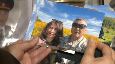 Людмила Лі показує фото з чоловіком Людмила Лі показує фото з чоловіком