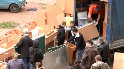 Чернігівці-волонтери вивозять зі зруйнованої школи №18 вціліле майно