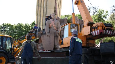 У Києві демонтують пам'ятники і скульптури під колишньою Аркою Дружби народів