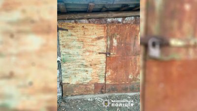 Пошкоджені ворота господарської будівлі на прикордонні Чернігівщини Пошкоджені ворота господарської будівлі на прикордонні Чернігівщини
