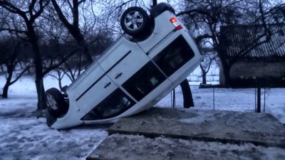 Авто перекинулося на дах: на Закарпатті внаслідок ДТП травмувалися дитина та водій