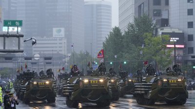 Південна Корея на військовому параді показала сучасні ракети, безпілотники й танки Південна Корея на військовому параді показала сучасні ракети, безпілотники й танки