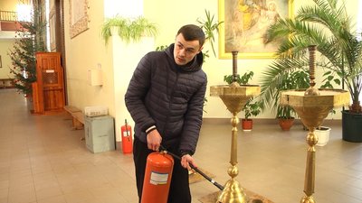 Семінарист Мирослав Кухарський каже: знає, як користуватися вогнегасником. Семінарист Мирослав Кухарський каже: знає, як користуватися вогнегасником.