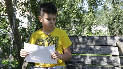 Хлопчик з малюнком в руках Хлопчик з малюнком в руках