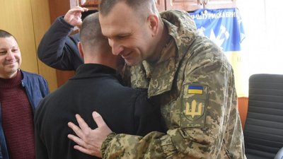 Подяка за порятунок. На Житомирщині перейменували вулицю на честь бійців "десятки" з Франківщини Подяка за порятунок. На Житомирщині перейменували вулицю на честь бійців "десятки" з Франківщини