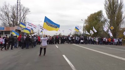 «Ковід не вб’є, влада доб’є»: у Кіптях на трасі Київ-Чернігів протестували підприємці. РЕПОРТАЖ