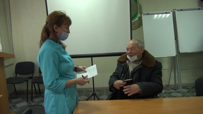 Щеплення двоетапне: як почуваються перші вакциновані на Донеччині