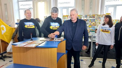 "Русскій воєнний корабль, іді…" У Сумах презентували нову поштову марку "Русскій воєнний корабль, іді…" У Сумах презентували нову поштову марку