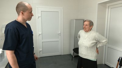 Лікар Микола Тарасюк і пацієнтка Марія Самойлова Лікар Микола Тарасюк і пацієнтка Марія Самойлова