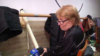 У Житомирі волонтери власноруч виготовляють маскувальні сітки У Житомирі волонтери власноруч виготовляють маскувальні сітки