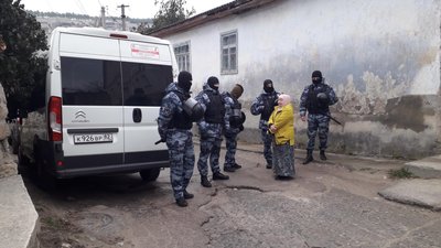 Змушували говорити російською: після обшуків окупанти затримали чотирьох кримських татар