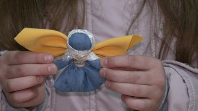 У Рівному в МБК діти роблять янголів з побажаннями для українських захисників