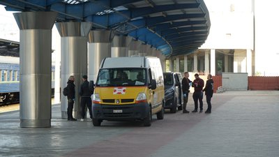 Переселенців з інвалідністю евакуюють з Дніпра у шелтер на заході України Переселенців з інвалідністю евакуюють з Дніпра у шелтер на заході України