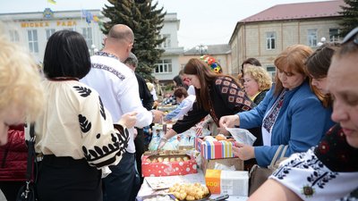 Учасники ярмарку торгують смаколиками Учасники ярмарку торгують смаколиками