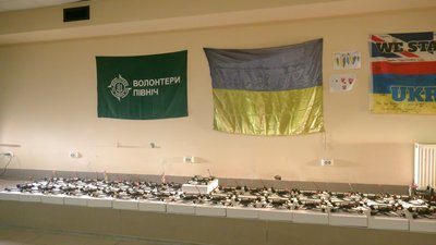 У Чернігові волонтери передали військовим 30 FPV-дронів У Чернігові волонтери передали військовим 30 FPV-дронів