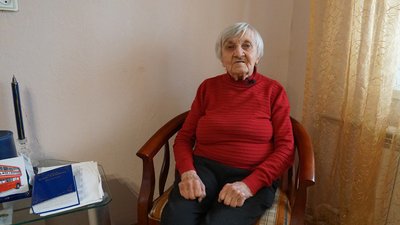 86-річна пенсіонерка з Сум читає вірші для допомоги ЗСУ 86-річна пенсіонерка з Сум читає вірші для допомоги ЗСУ