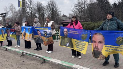 Люди під час акції-нагадування у Кривому Озері