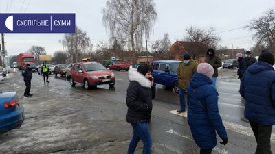 Протест проти фірми-орендаря землі. У Ромнах на Сумщині люди перекривали трасу "Суми-Київ" Протест проти фірми-орендаря землі. У Ромнах на Сумщині люди перекривали трасу "Суми-Київ"