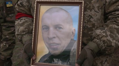 "Надійний побратим". У Тростянці на Сумщині провели в останню путь військового Антона Колодяжного