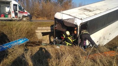 Аварія з рейсовим автобусом на Харківщині: є травмовані Аварія з рейсовим автобусом на Харківщині: є травмовані